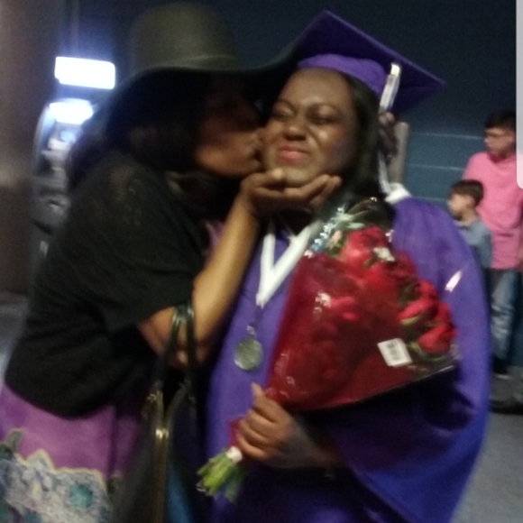 Julia is LIVE, LUXURY & DESIGNER SHARE SHOW BAGS & WALLETS SHARE 2 - Picture 7 of 16